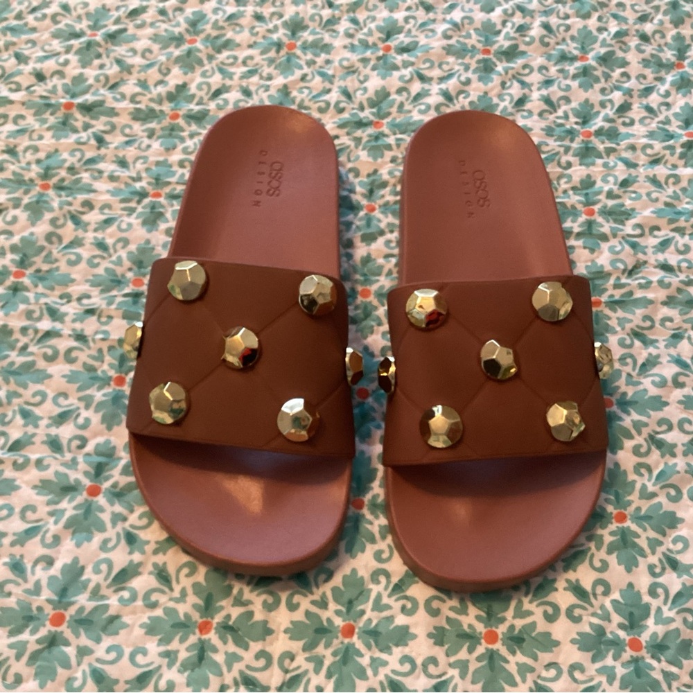 Mauve Studded Slide Sandals size 10 NWOT
Smoke/pet free home